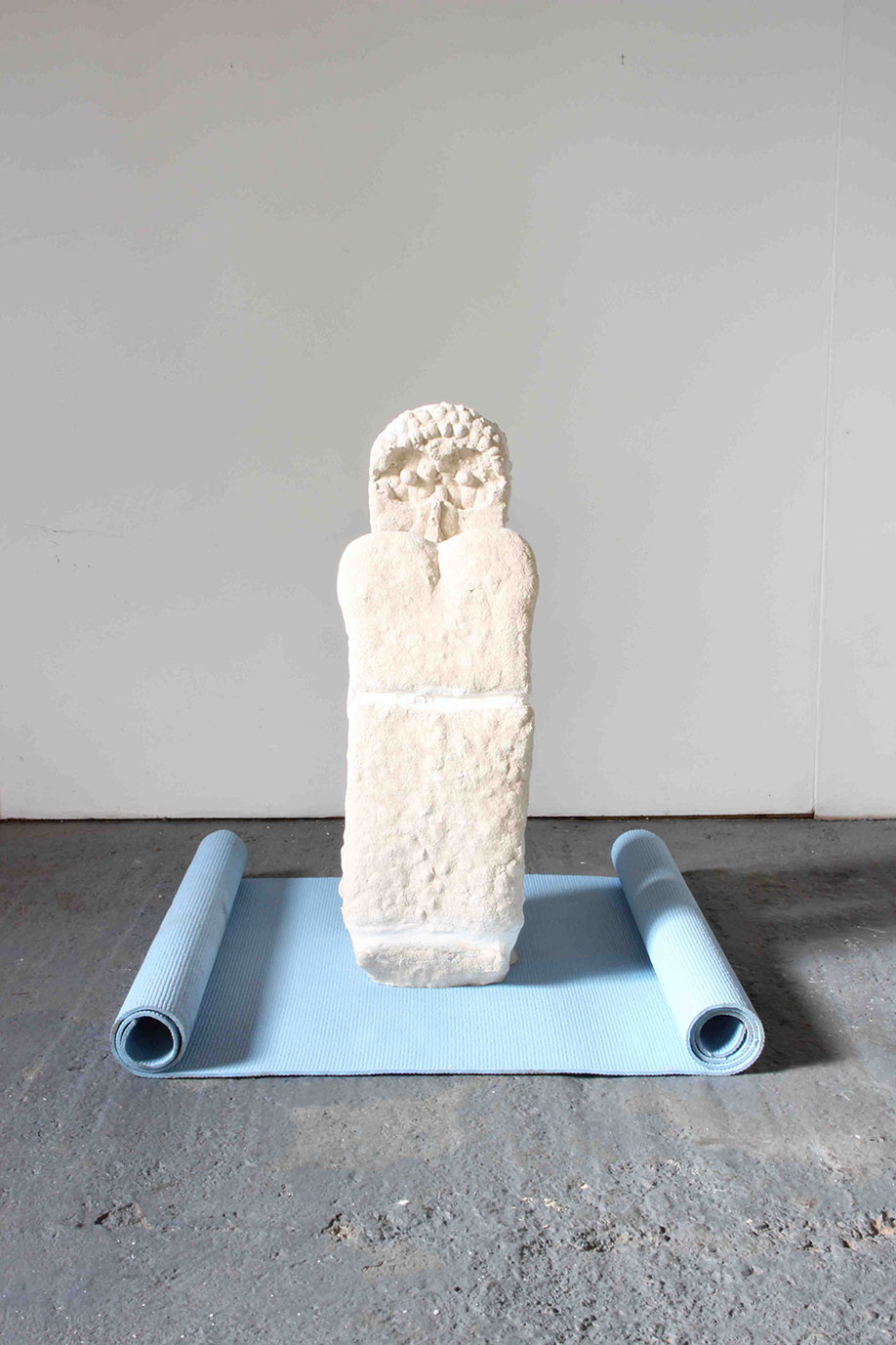 <b>Title: </b>O.I.<br /><b>Year: </b>2015<br /><b>Medium: </b>Plaster, sand, and rubber matting<br /><b>Size: </b>80 x 30 x 27 cm